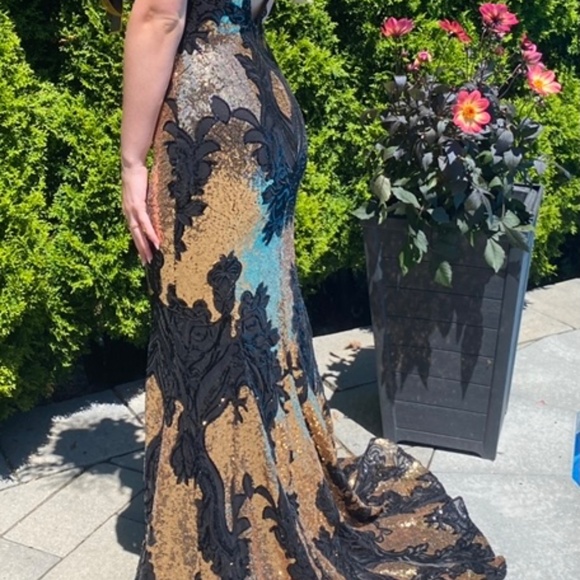 Designer Jovani 23319 Black and Gold sequinned embellished fitted gown - Picture 4 of 5